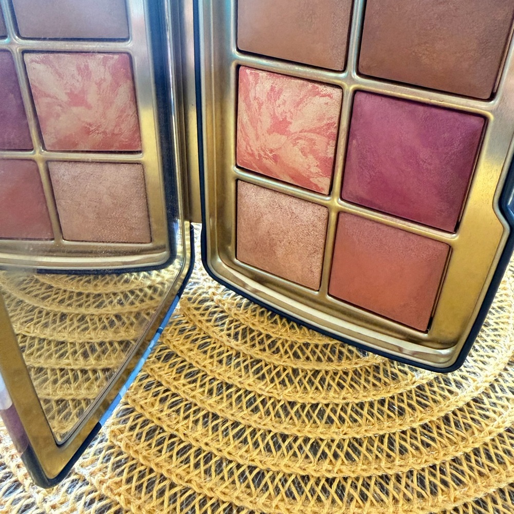 Hourglass Radiant Face and Cheek Palette. Fox limited edition. - Picture 7 of 12